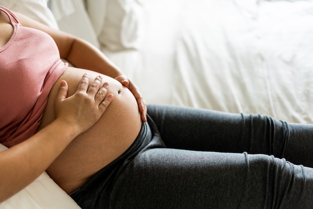 Foto donna incinta felice e bambino in attesa.