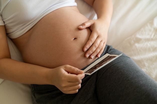 Donna incinta felice e bambino in attesa.