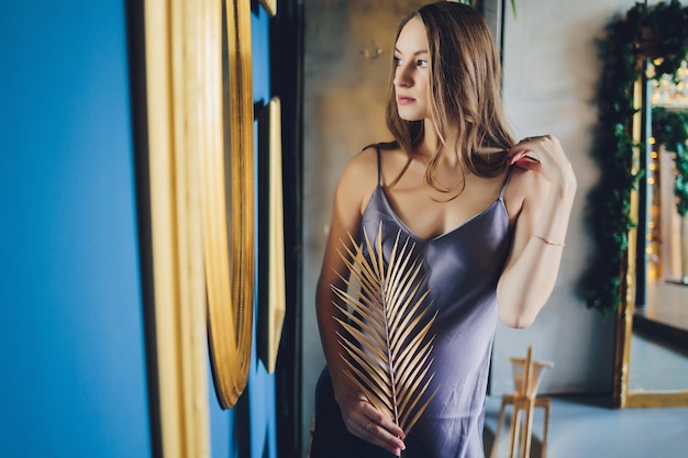 Photo a happy pregnant woman looks lovingly at a reflection of herself and her unborn baby in a mirror