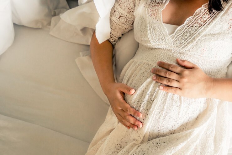 Photo 妊娠中の腹に赤ちゃんと幸せな妊娠中の女性。マタニティ出産前ケアと女性の妊娠。