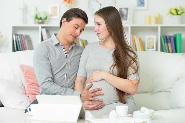 Счастливая беременная женщина с мужем