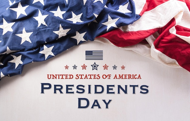 Happy presidents day concept gemaakt van amerikaanse vlag en de tekst op witte houten achtergrond