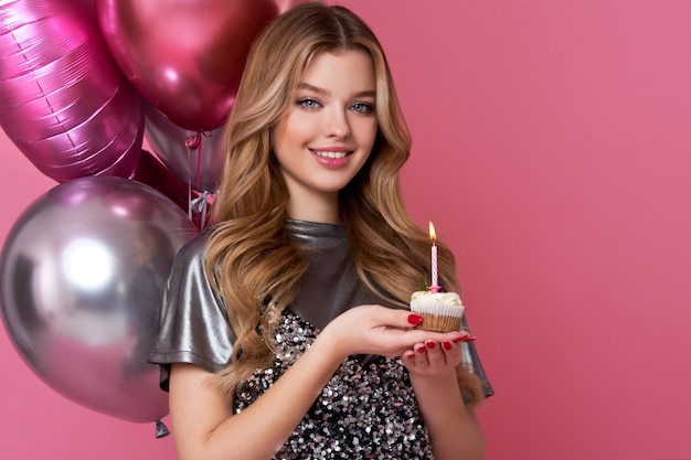 写真 クリームケーキとピンクの風船で幸せなかわいい女の子