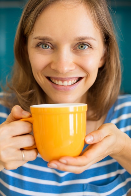 飲む茶を楽しむ幸せな美しい女性