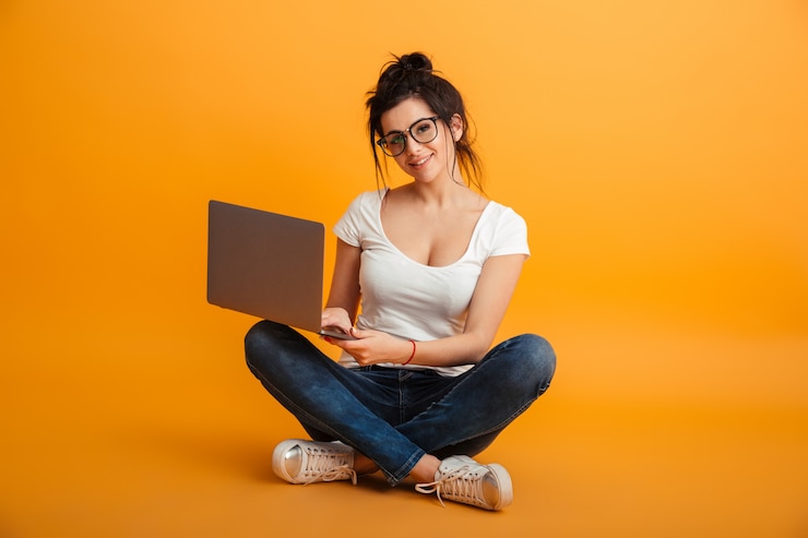 Photo happy pretty young woman using laptop computer.