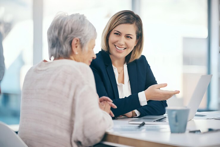 Photo happy professional and friendly financial advisor helping and consulting an elderly woman