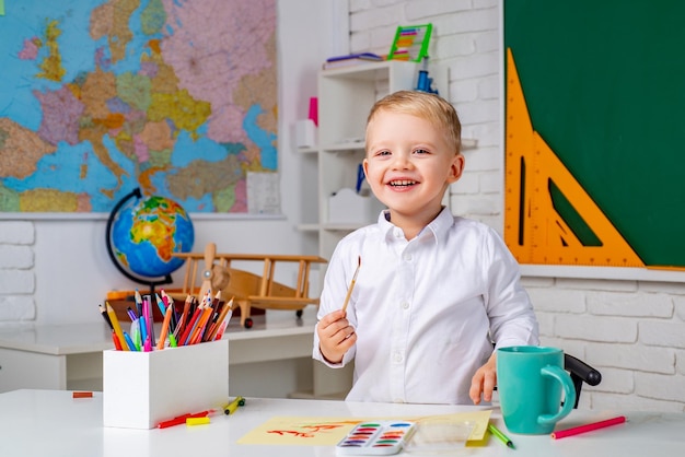 幸せな生徒が文字と数字を学ぶ小学校からの子供たち子供たちの科学教育の概念子供の家庭学習と家庭教育