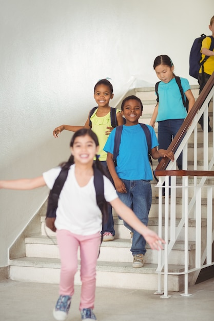 Счастливые ученики идут по лестнице