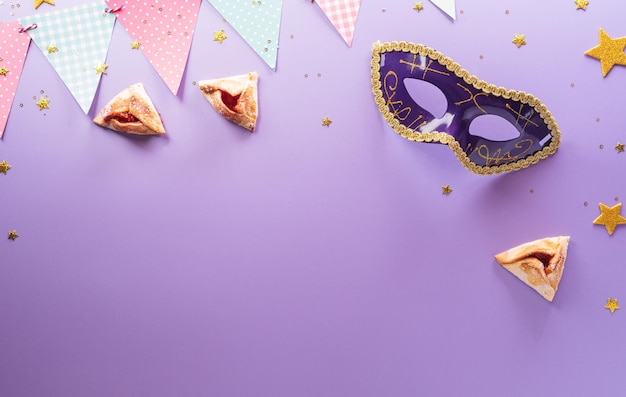 Happy Purim carnaval decoratie concept gemaakt van masker en sprankelende ster en hamantaschen koekjes op pastel achtergrond Happy Purim in Hebreeuwse joodse feestdag vieren