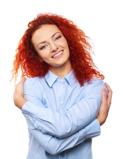 Foto giovane donna dai capelli rossi felice isolata su bianco