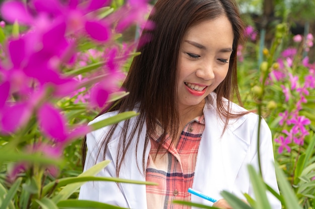 白い帽子をかぶって幸せな研究者植物研究蘭