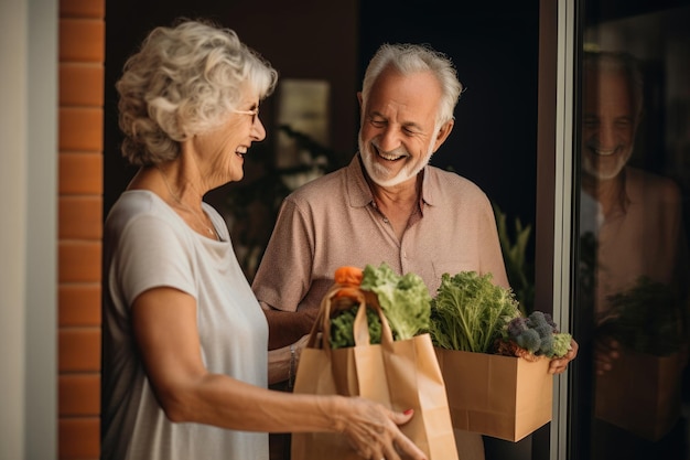 野菜の袋を持った幸せな退職者たち 高齢者向けの食料品の宅配