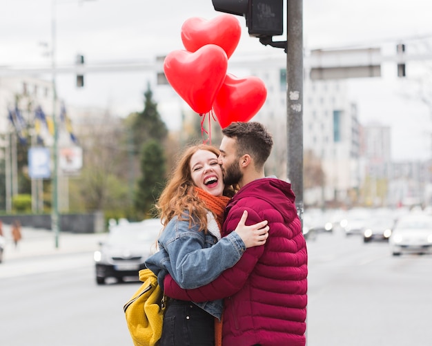 Photo happy romantic couple hugging