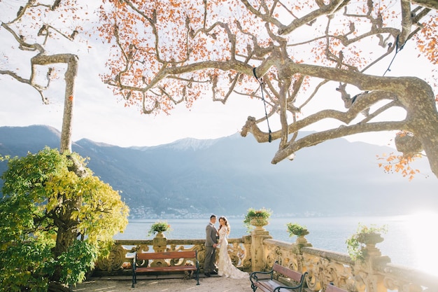 イタリアの幸せなロマンチックなカップル。イタリアでの時間を楽しんでいる若い結婚式のカップル。