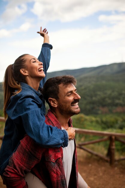 Foto coppie felici e romantiche che viaggiano insieme nella natura