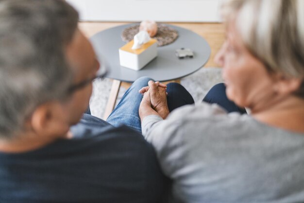 Photo happy romantic senior couple in love holding hands