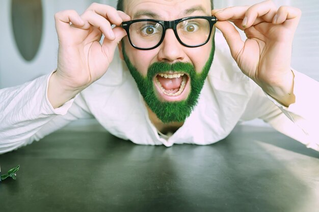 Photo happy saint patricks day a man with a green beard stpatrick 's day irish fan color beard