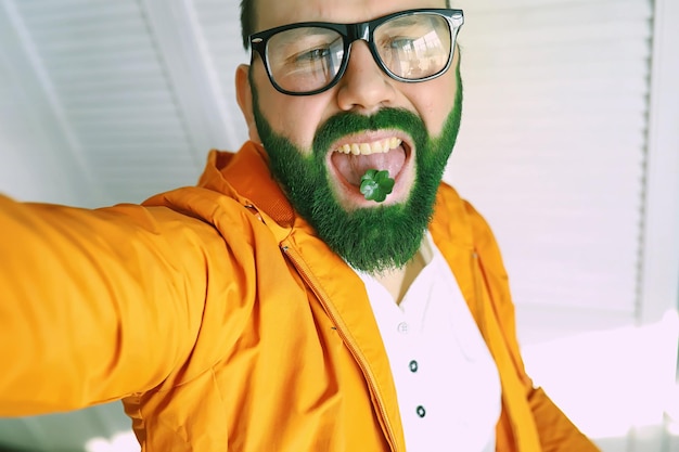 Foto felice giorno di san patrizio un uomo con la barba verde stpatrick's day irish fan color barba