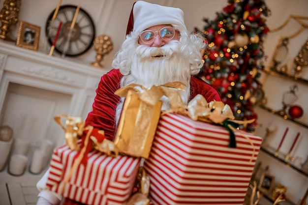 Happy Santa Claus bracht veel geschenken aan kinderen. Nieuwjaar en vrolijk kerstvakantie concept