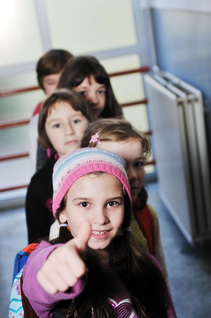 Foto ragazze di scuola felici che corrono all'aperto in un soleggiato giorno d'autunno