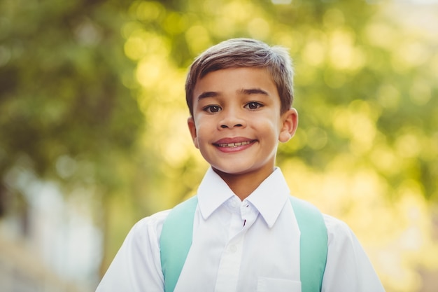 キャンパスに立っている幸せな少年