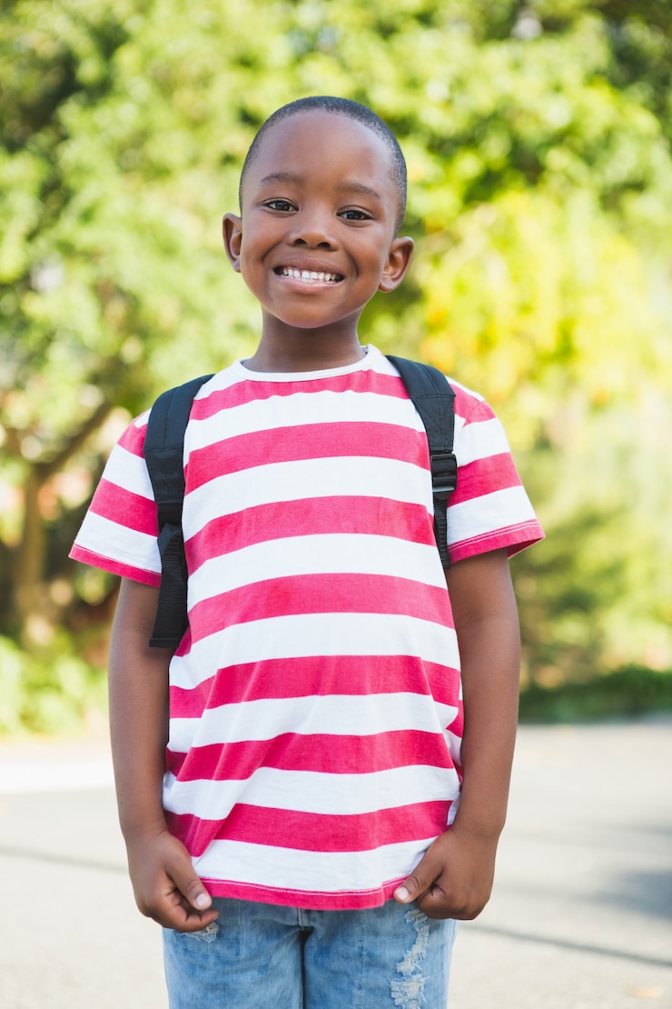 Photo happy schoolboy standing in campus