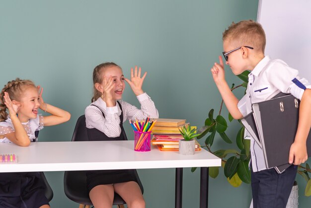 幸せな小学生の男の子と女の子が一緒に学校で勉強します