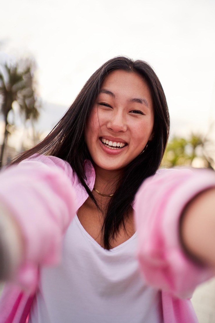 Photo happy selfie of chinese young woman sharing on social media her summer trip