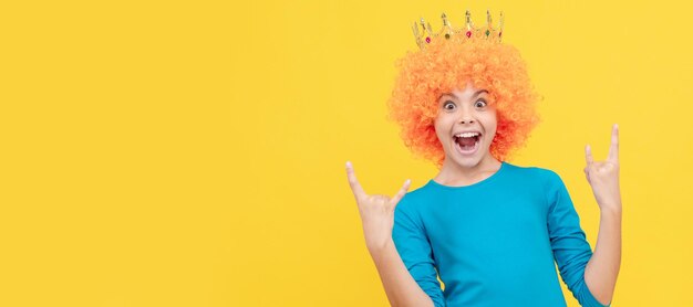 곱슬 가발과 공주 왕관 행복 이기적인 아이 소녀 가발 파티 포스터 배너 헤더 복사 공간에 재미 있는 십 대 아이