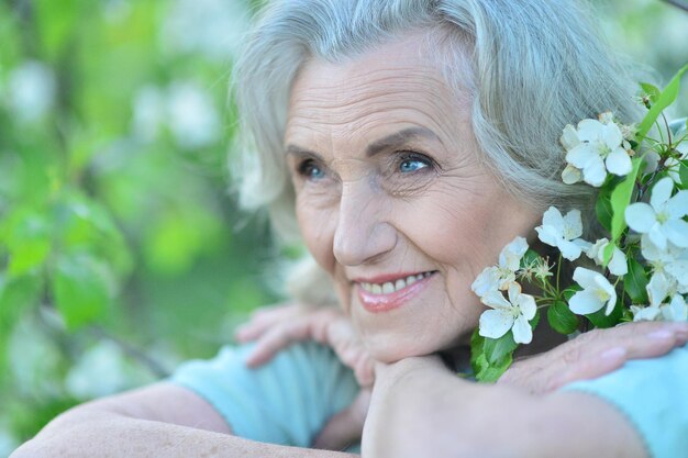 Bella donna senior felice nel parco di primavera