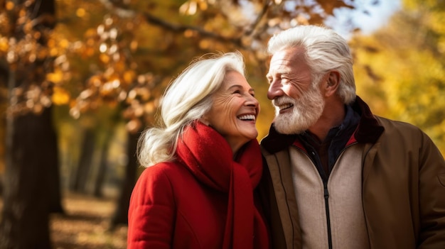 秋の公園で幸せな年配のカップル