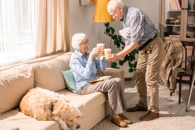 Photo happy senior couple drinking coffee at home