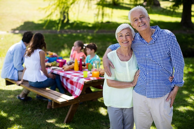 Coppie senior felici che abbracciano nel parco