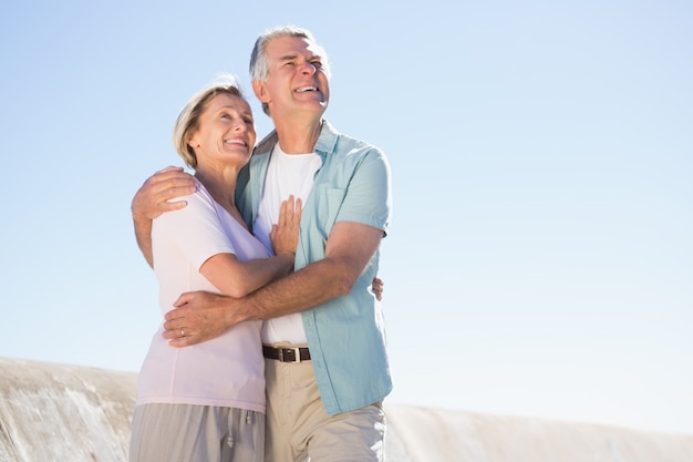 Photo happy senior couple embracing on the pier