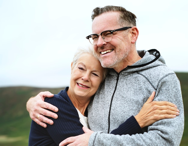 Photo happy senior couple hugging each other