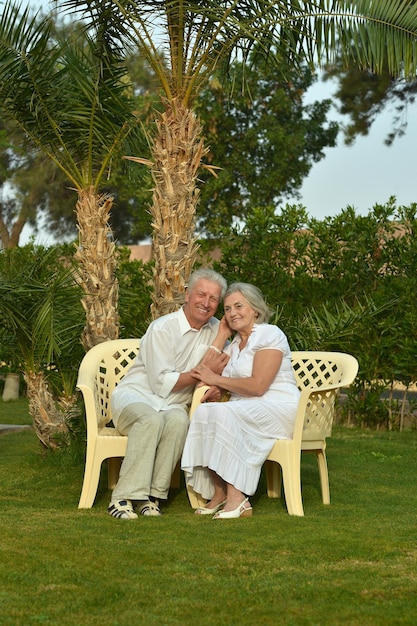 Счастливая пара старших в любви улыбается и позирует