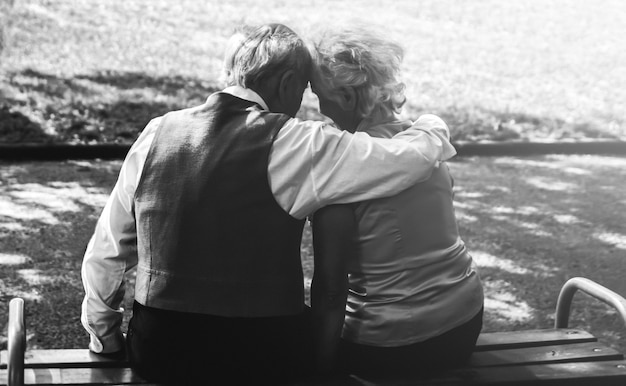 Счастливая пара старших любовная история. Старая пара гуляет в зеленом парке. Бабушка и дедушка смеются. Образ жизни пожилых людей. Вместе пенсионеры.