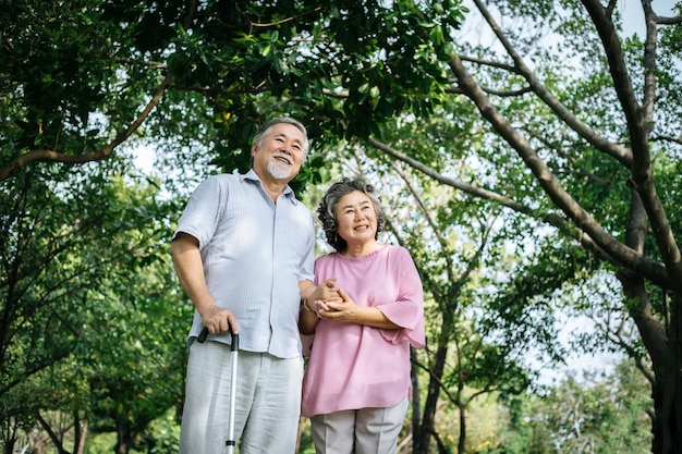 公園で幸せな老夫婦