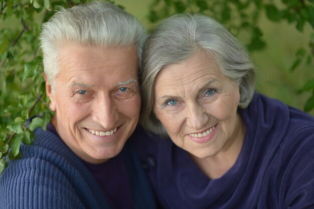 Photo happy senior couple relaxing in autumn park