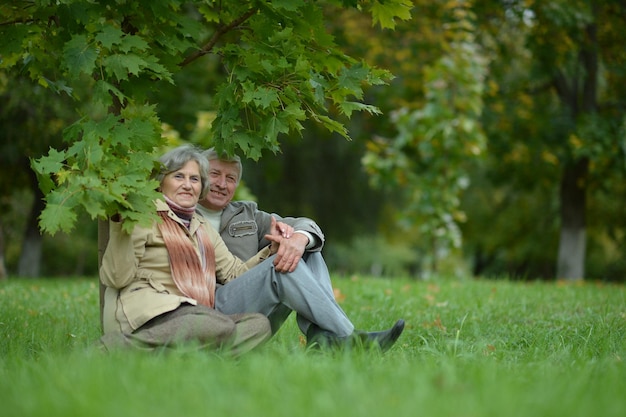 Felice coppia senior seduta all'aperto