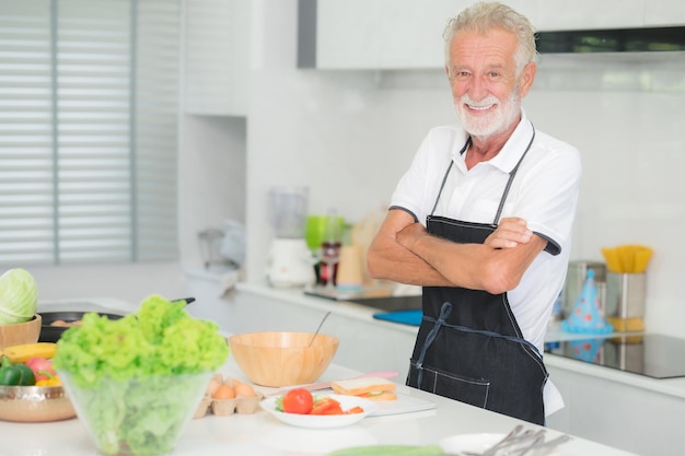 写真 キッチンで幸せな年配の男性