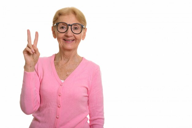 Foto donna senior felice del nerd che sorride e che dà il segno di pace