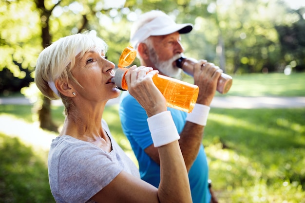 Photo happy senior people running to stay helathy and lose weight