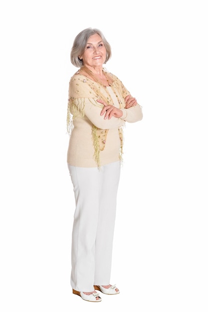 Счастливая пожилая женщина позирует на белом фоне