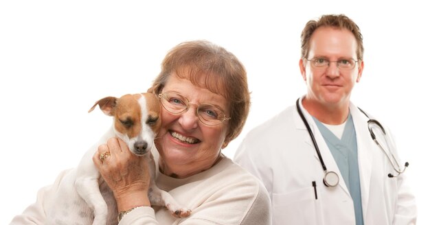 幸せな年配の女性と犬と男性の医