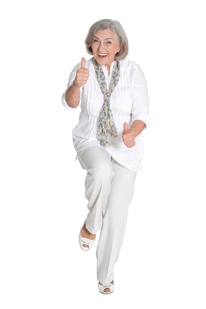 Счастливая пожилая женщина с большими пальцами вверх на белом фоне
