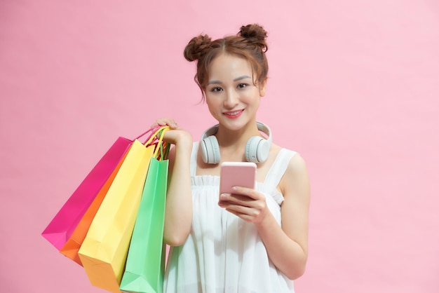 Счастливая женщина покупок текстовых сообщений на свой мобильный телефон