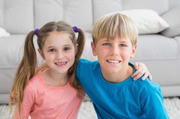 Photo happy siblings smiling at camera together