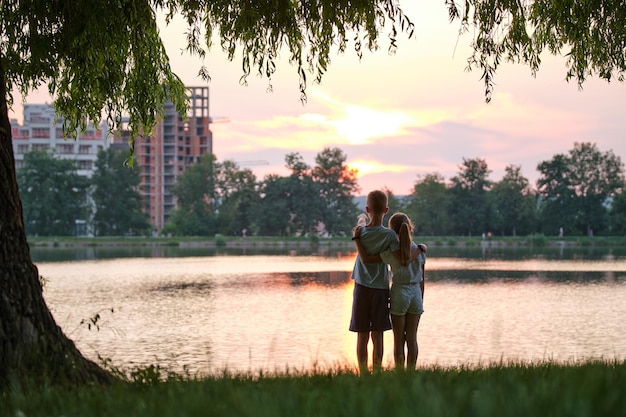 Fratelli felici in piedi insieme guardando l'edificio in costruzione bambini piccoli fratello e sorella che si rilassano all'aperto sognando la loro casa futura concetto di amore e relazione familiare