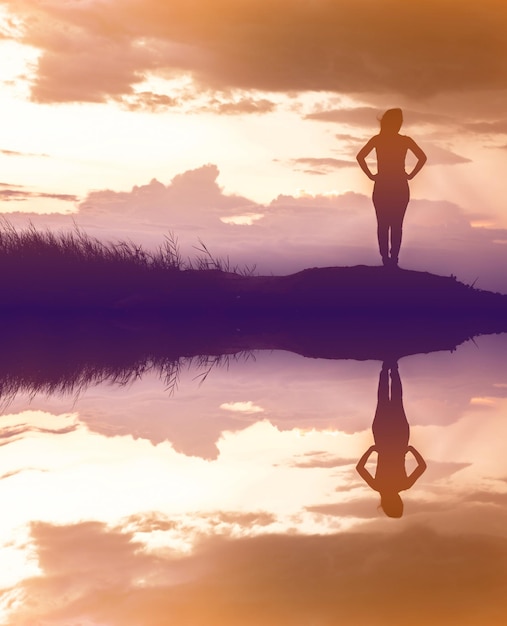 Photo happy silhouette woman against sky during sunset